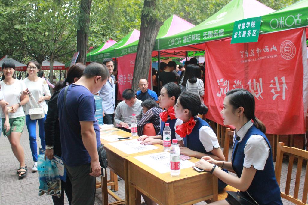 我集团设立新生家长服务区
