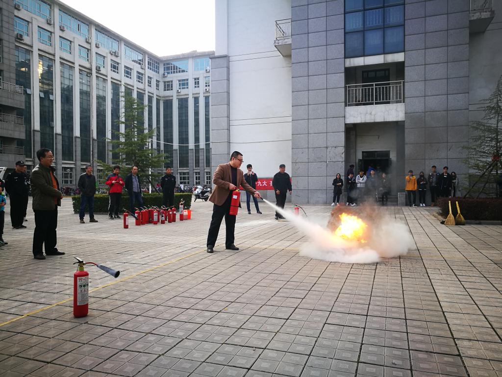 消防科科长张威现场演示