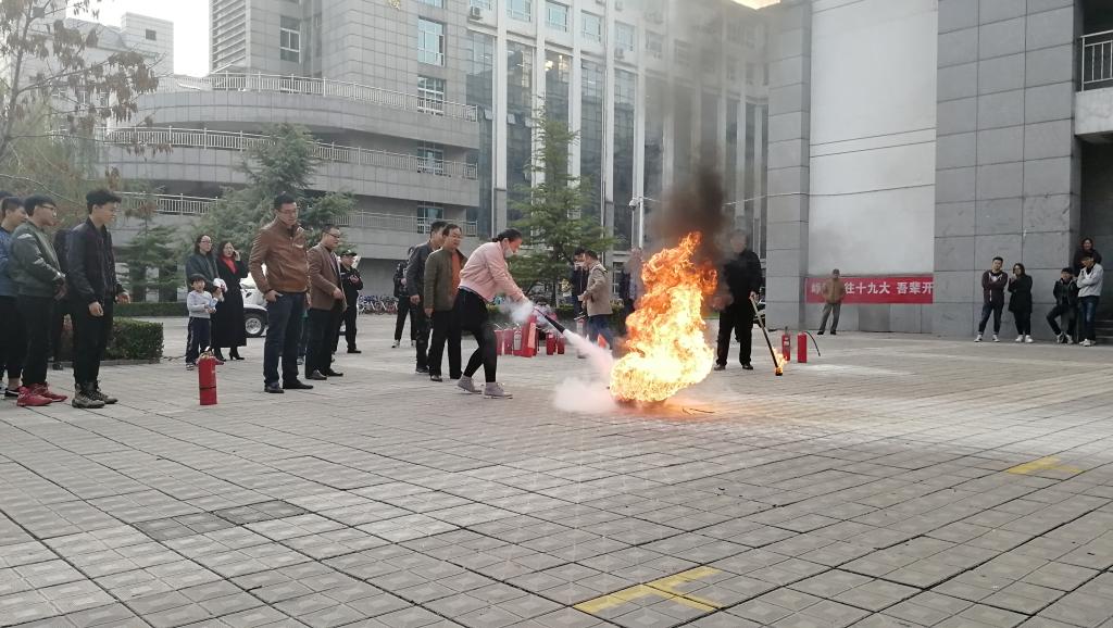实验员王美玲老师进行灭火演练