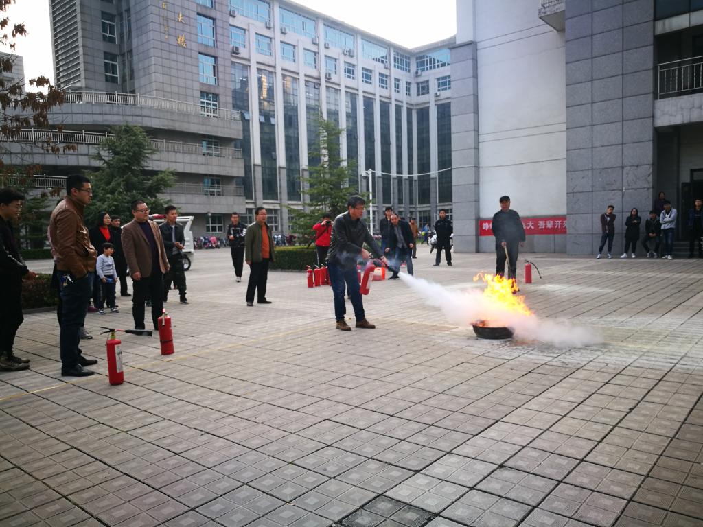 实验员王临生老师进行灭火演练