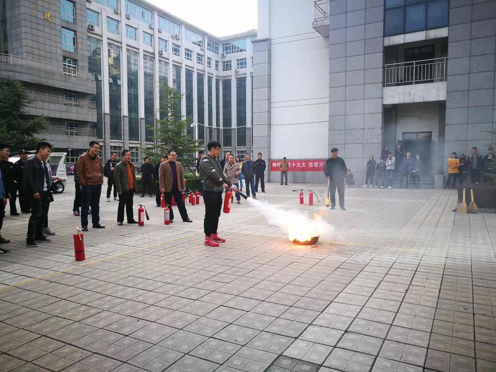学生进行灭火演练-2